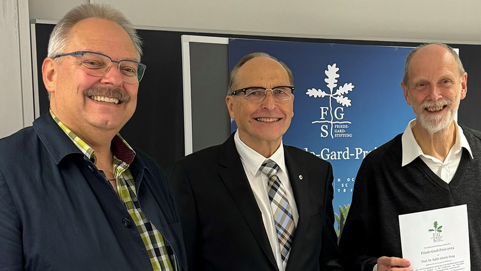 Prof. Dr. Klaus Helling (links) mit dem Preisträger Prof. Dr. Günter Haag (mitte) und Stifter Gerd Schuster.