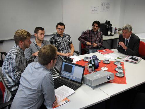 Studentische Projektgruppe im Interview mit dem Landrat des Landreises Birkenfeld. v.l.: Lukas Sebastian, Benedikt Stroh, Ruwen Schäfer, Dominik Klingner, Markus Ochs, Dr. Matthias Schneider