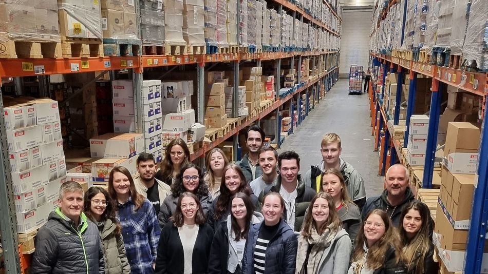 Studierende der Lebensmitteltechnik der Hochschule Trier im Zentrallager EDEKA zwischen den Hochregallagern