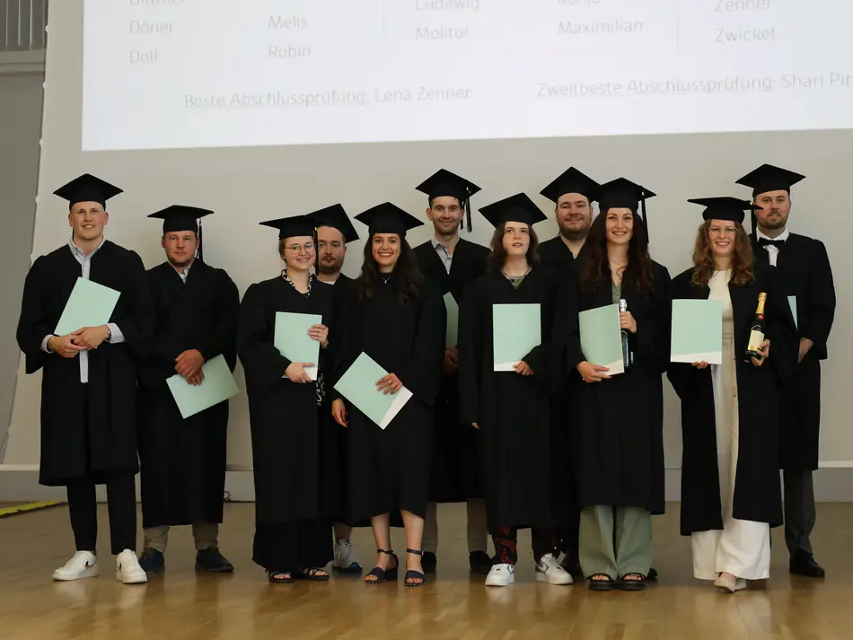 Master-Absolvierende stehen in einer Gruppe mit Talaren, Lebensmitteltechnik Hochschule Trier