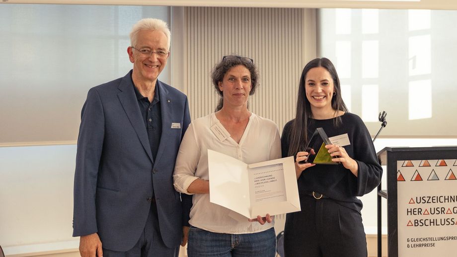Auszeichnung herausragender Abschlussarbeiten; auf dem Foto von: Prof. Dr. Jens Voigt, Beatrix Konermann mit Urkunde und Absolventin Alina Klein mit dem Preis 